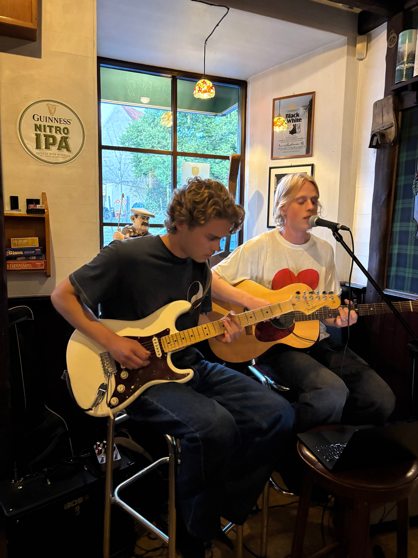 Akustiskt set på pub med el- och akustisk gitarr
