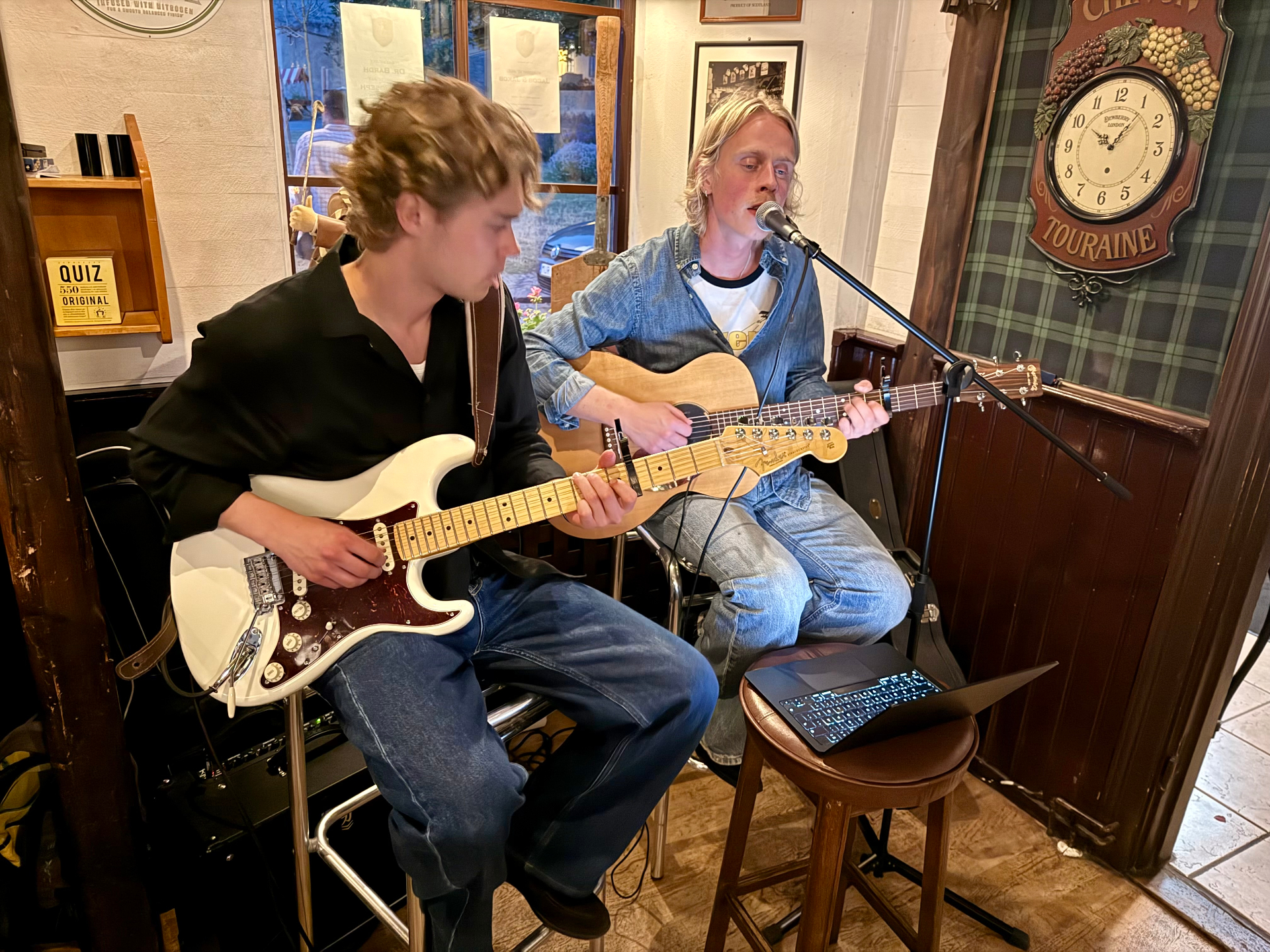 Blond live på pub – elgitarr och sång med akustisk gitarr